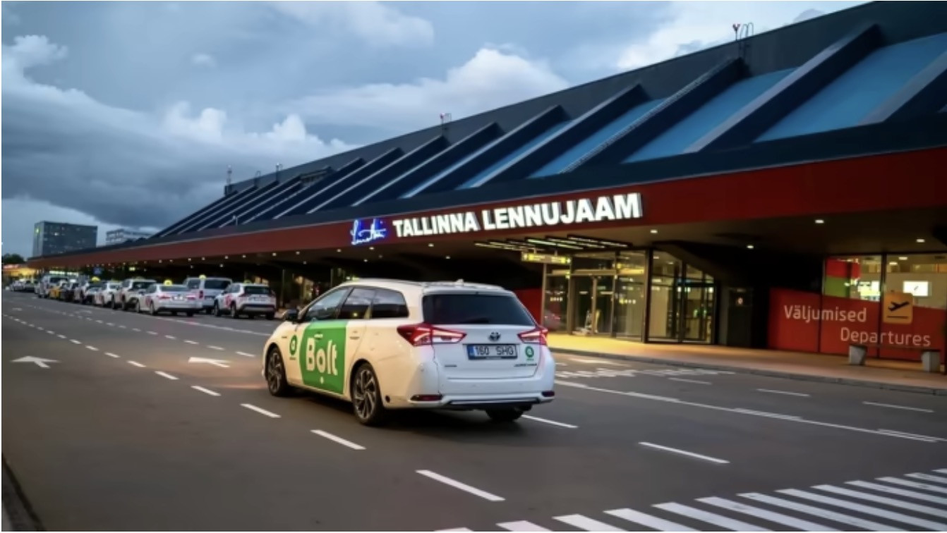 Máy bay chở khách du lịch Nga hạ cánh khẩn cấp xuống Estonia