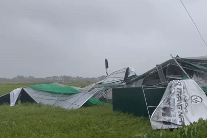 Sân Pickleball tiền tỷ giữa cánh đồng ở Hà Tĩnh bị gió bão giật đổ sập