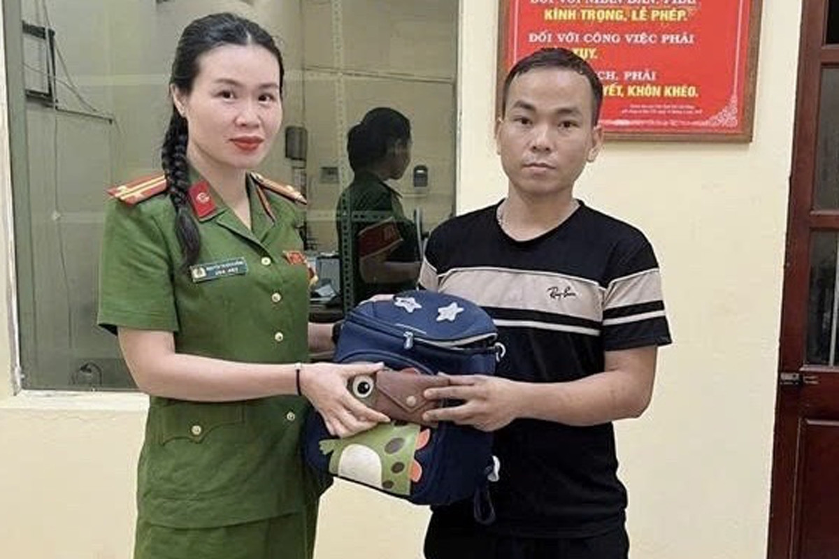 Tài xế taxi mang balo tiền đến công an, nhận cái kết bất ngờ