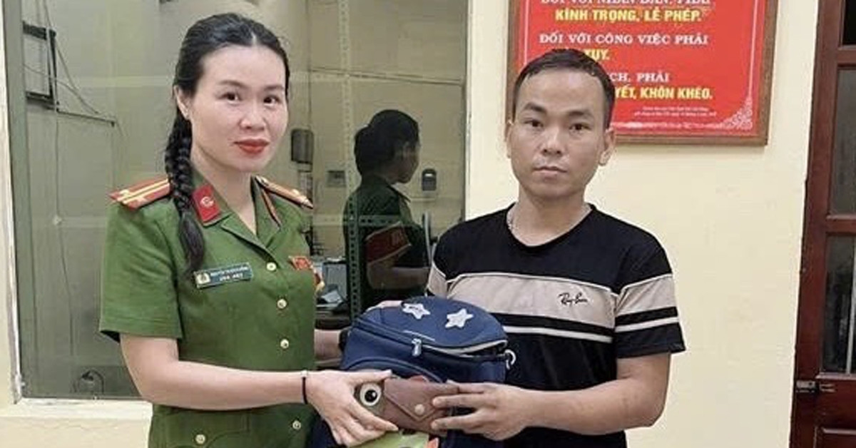 Tài xế taxi mang balo tiền đến công an, nhận cái kết bất ngờ