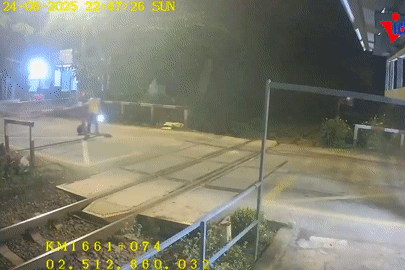Thêm một vụ thanh niên phóng xe máy ‘thông chốt’ đường sắt, 2 người bị thương
