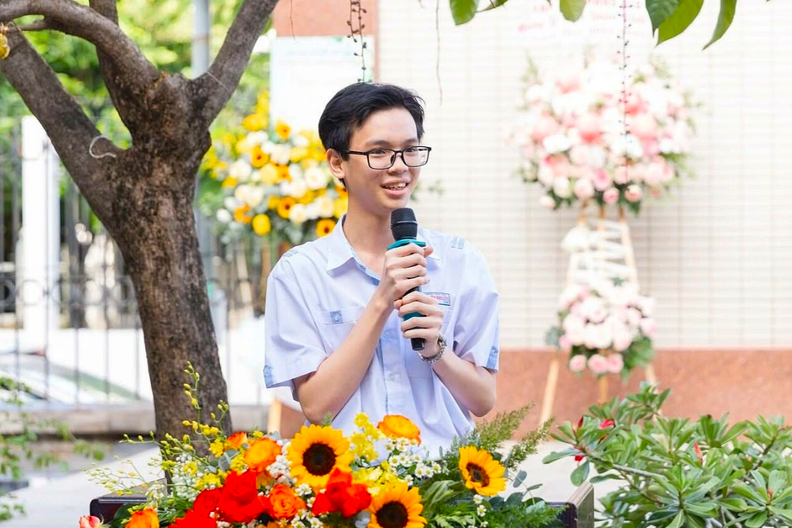 Thủ khoa khối D1 2025 Đức Tài.png