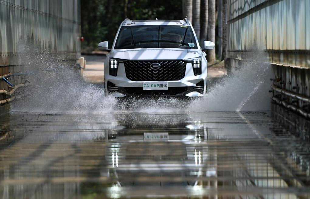 thu xe theo Xinhua.Guo Cheng.jpg