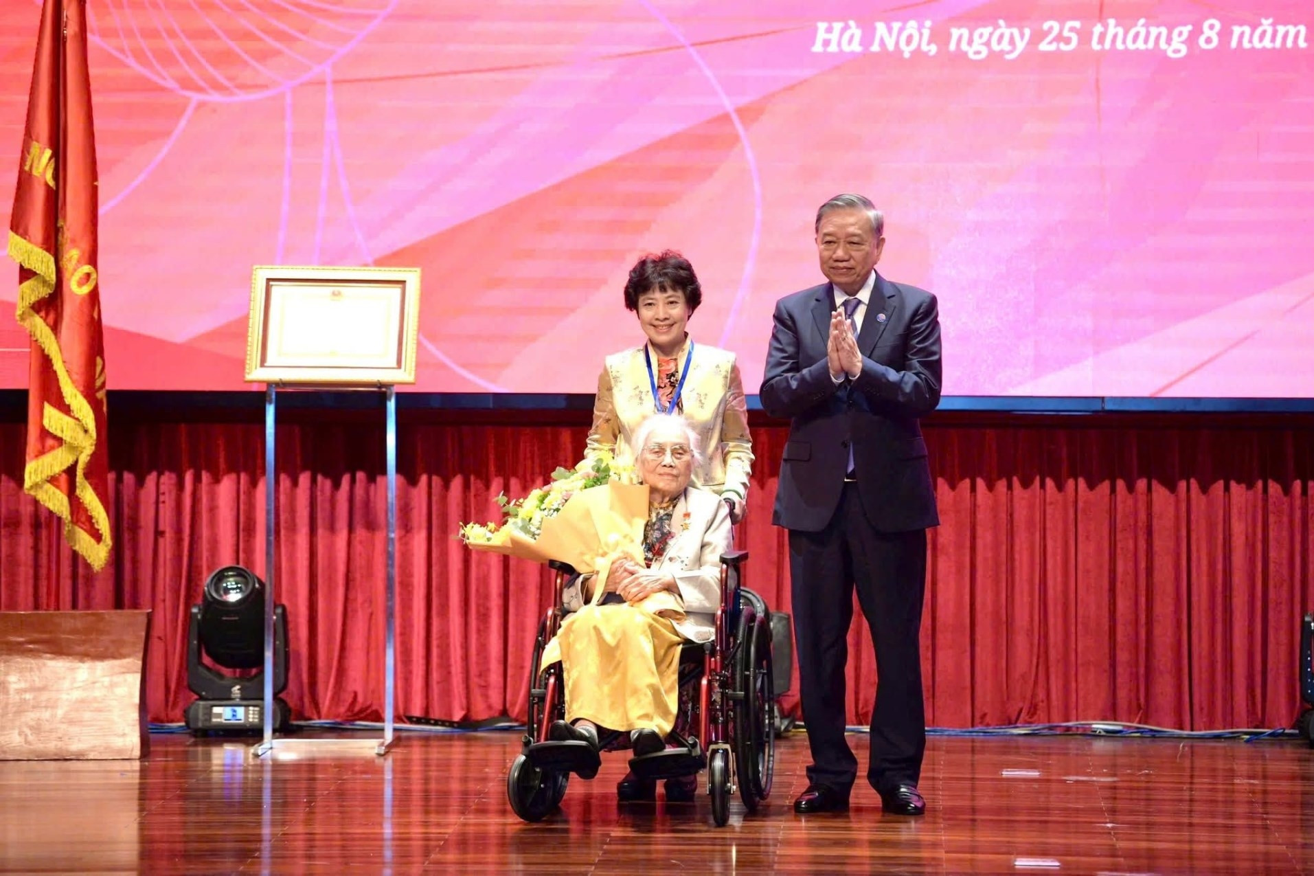 Tổng Bí thư Tô Lâm trao danh hiệu Anh hùng Lao động tặng bà Nguyễn Thị Bình