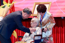 Tổng Bí thư Tô Lâm trao danh hiệu Anh hùng Lao động tặng bà Nguyễn Thị Bình