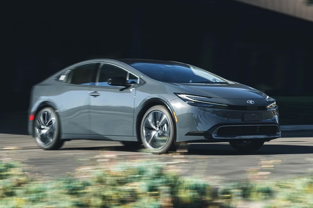 Toyota Prius PHEV 2025.avif