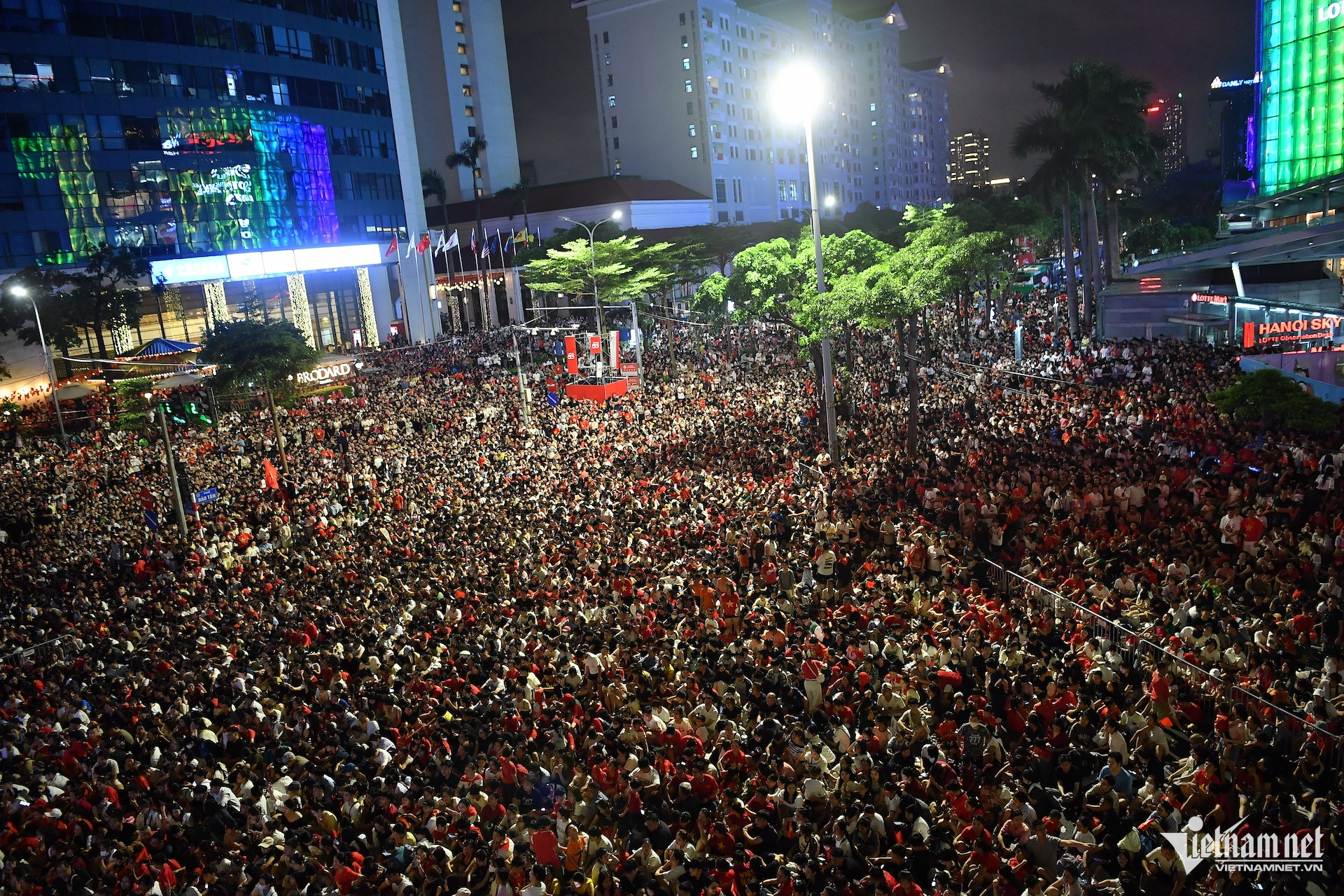 W-biển người.JPG.jpg