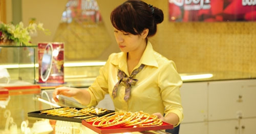 Giá vàng lên 127,7 triệu đồng/lượng, chứng khoán tăng chóng mặt phiên 26/8