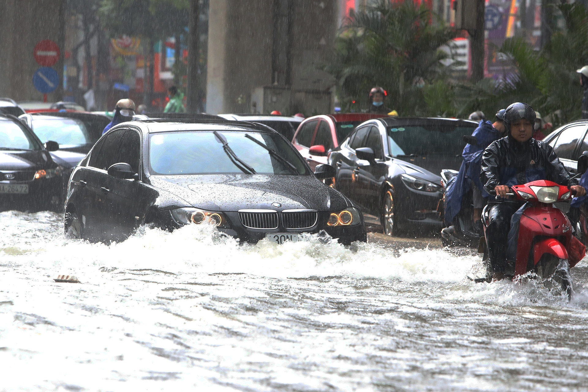 Bản tin sáng 26/8: Hà Nội mưa lớn do bão số 5, đường phố ngập khắp nơi