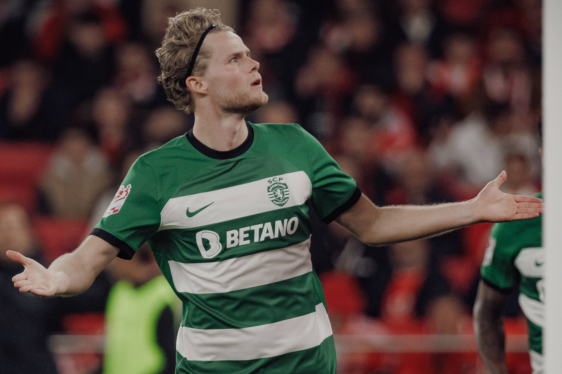 Tin tức về chuyển nhượng 26/8: MU ký Hjulmand, Chelsea lấy Mainoo