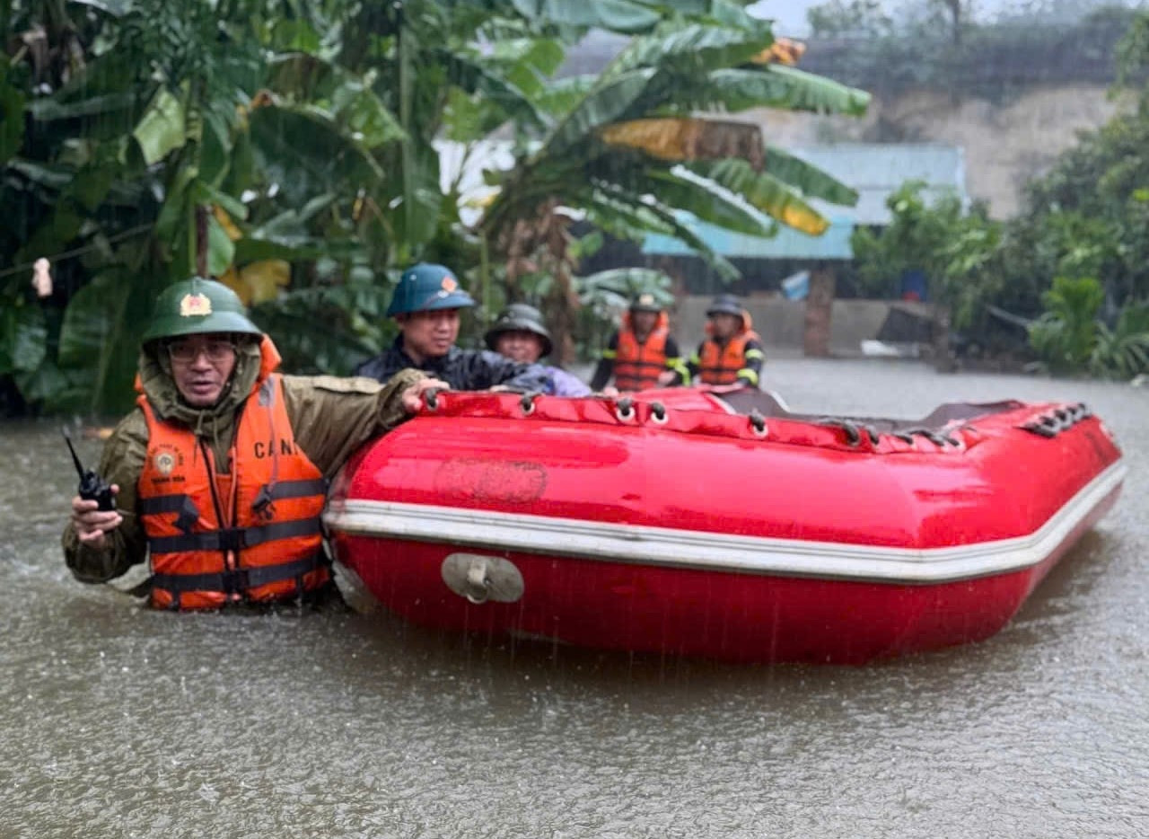 a1Dùng ca nô chuyên dụng hỗ trợ người.jpg