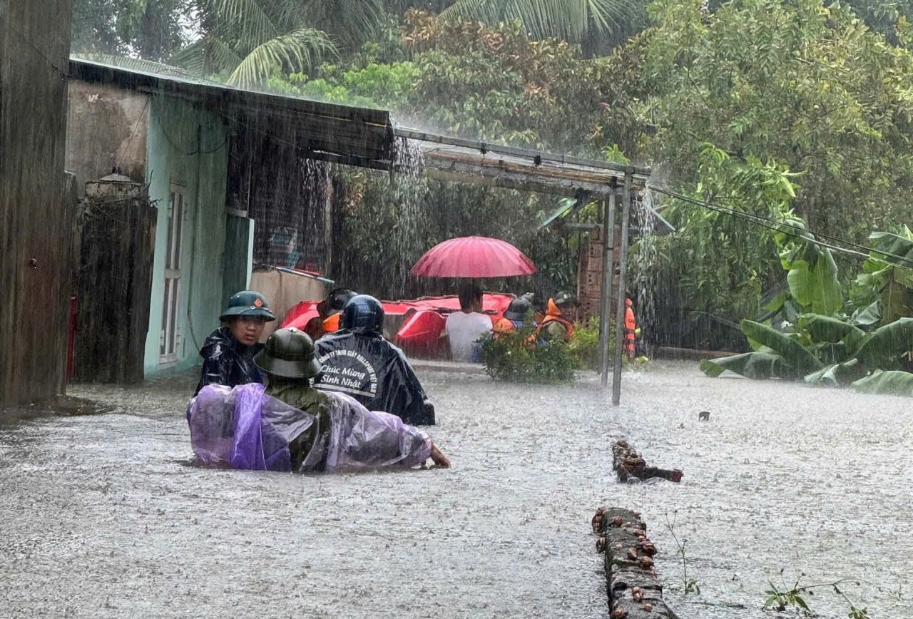 a2Dùng ca nô chuyên dụng hỗ trợ người.jpg