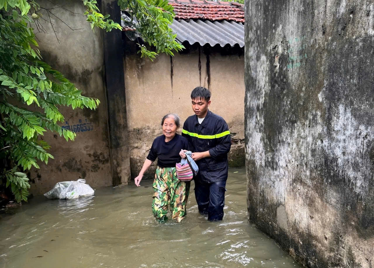 a4Dùng ca nô chuyên dụng hỗ trợ người.jpg
