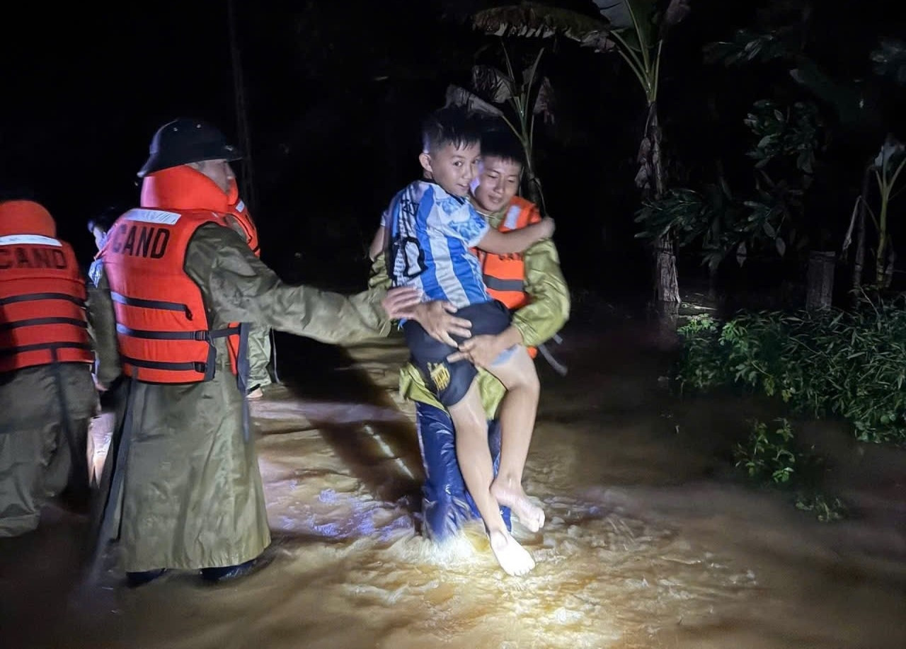 a6Dùng ca nô chuyên dụng hỗ trợ người.jpg