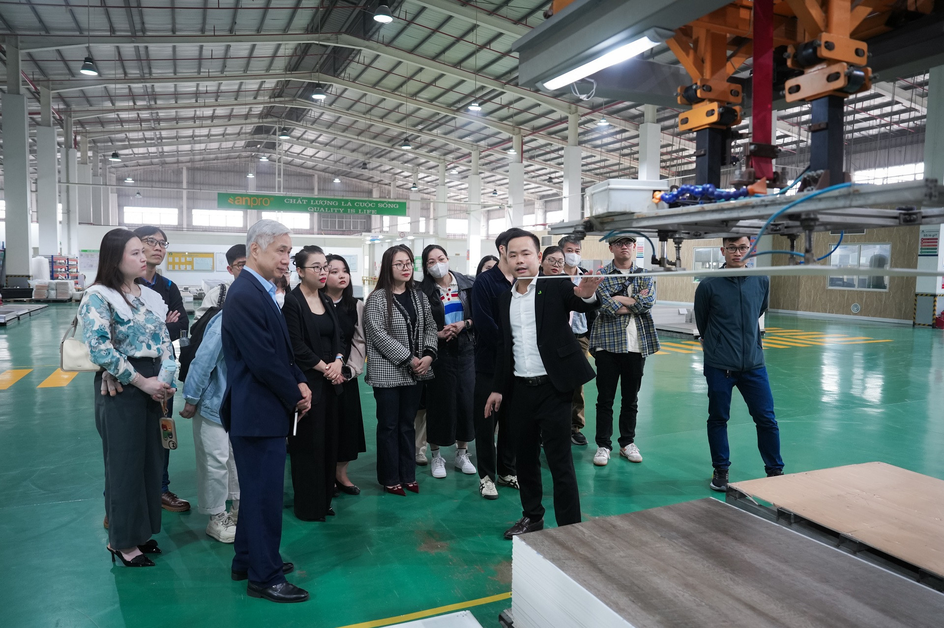 Ảnh 3 thay (không có logo).jpg