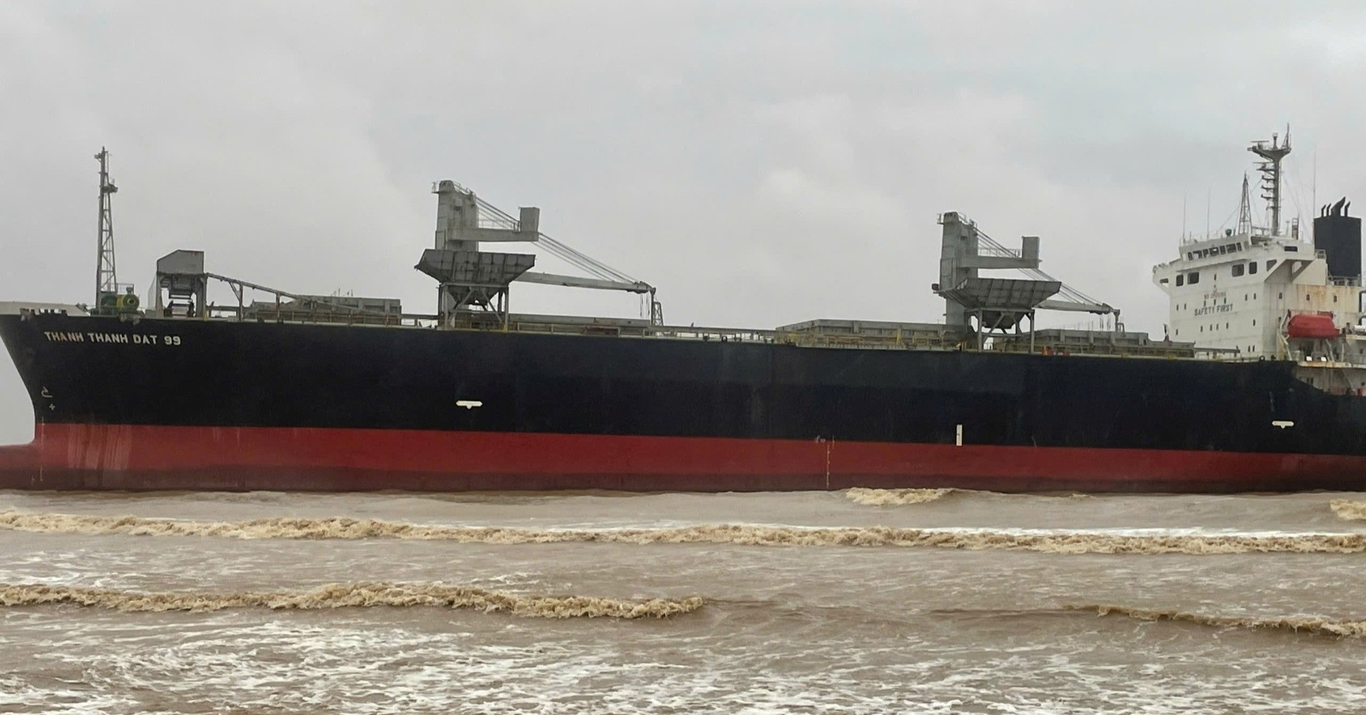 Bão số 5 đẩy tàu hàng 23.000 tấn mất lái, trôi dạt vào vùng biển Thanh Hóa