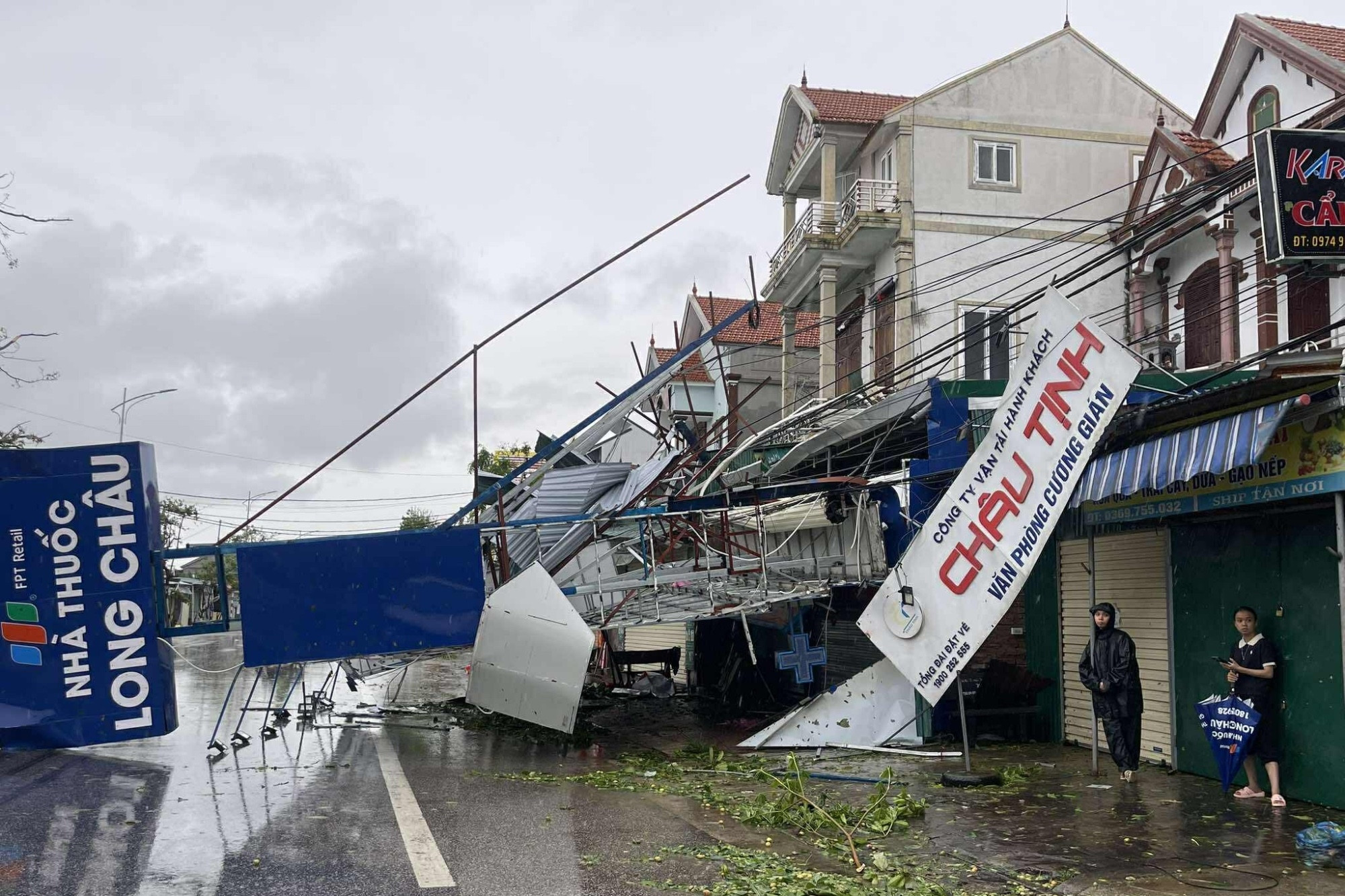 Bão số 5 suy yếu thành áp thấp nhiệt đới, hiện trường tan hoang sau bão