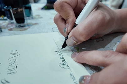 Bỏ việc văn phòng, cô gái ở TPHCM sống thoải mái bằng nghề viết chữ thuê