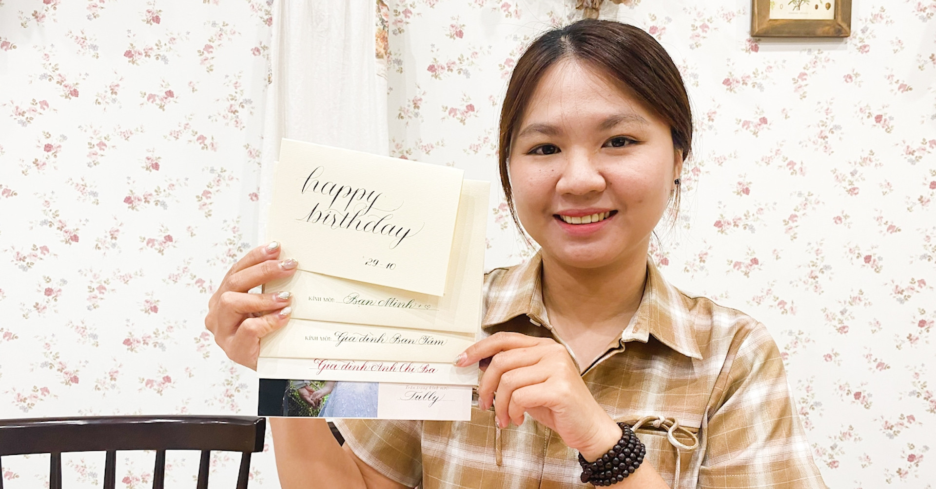 Bỏ việc văn phòng, cô gái ở TPHCM sống thoải mái bằng nghề viết chữ thuê