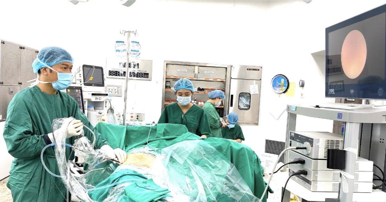 Cấp cứu bệnh nhân vì quên thiết bị y tế suốt 2 ...