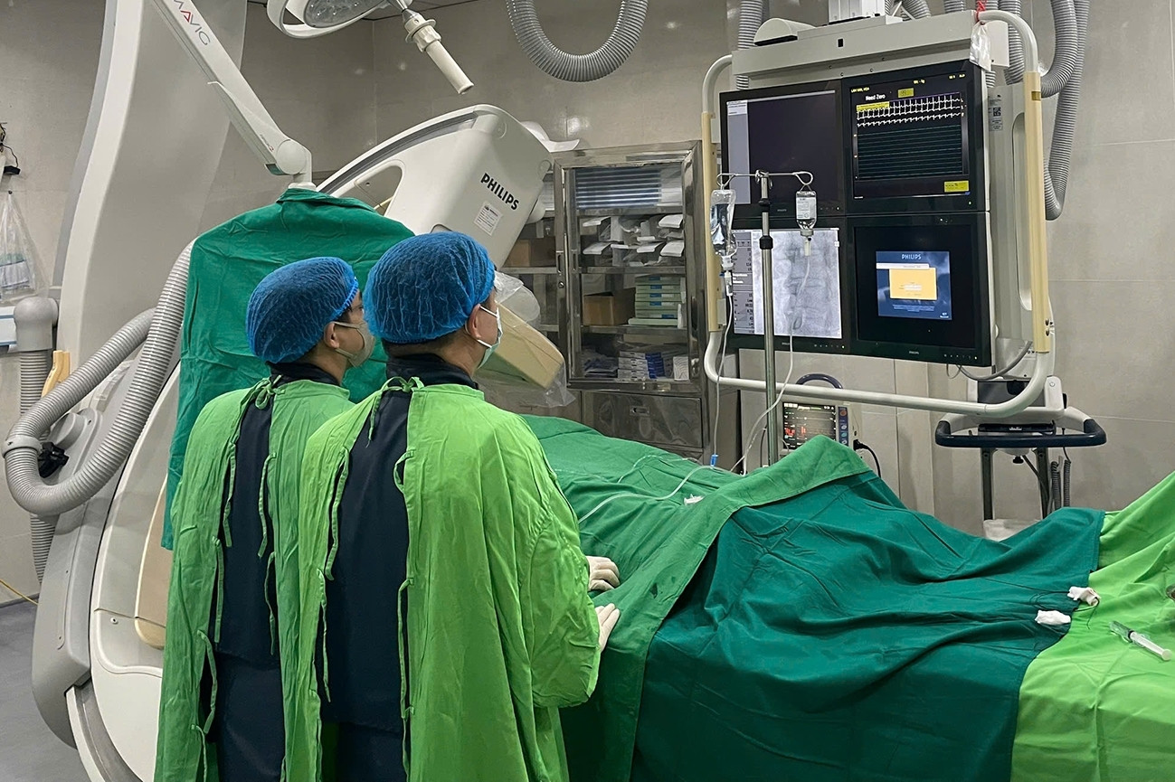 Cấp cứu người đàn ông sau chơi thể thao, ngừng tim 5 lần