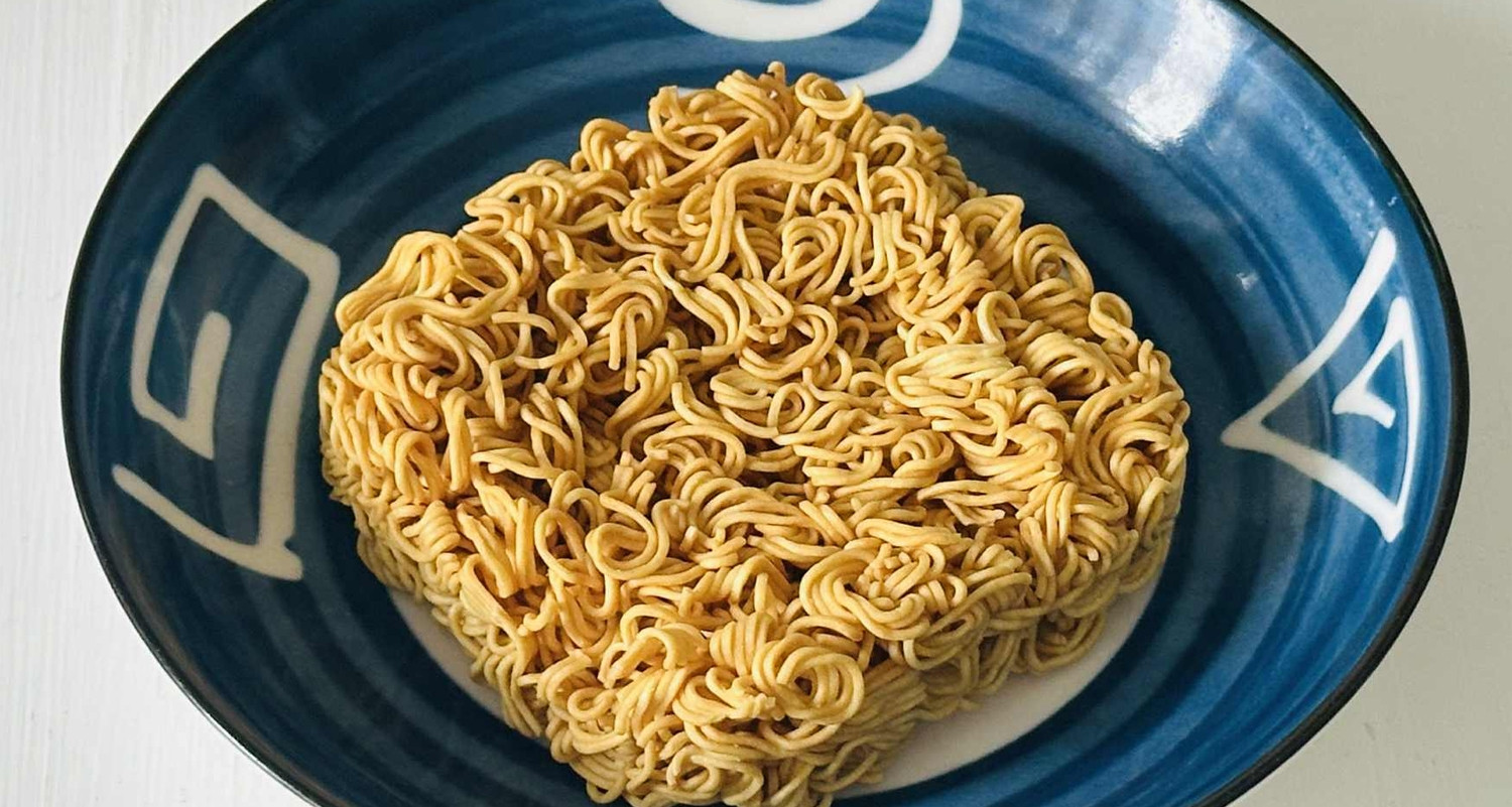 Cậu bé 13 tuổi ở Ai Cập tử vong sau khi dùng mì ăn liền sống