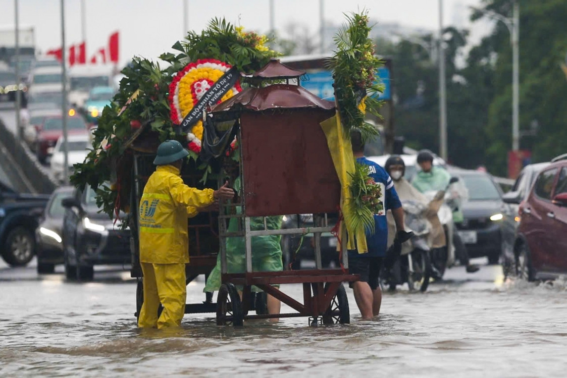 Chiếc xe tang ngập sâu trong nước và cảnh tượng khó tin ở Hà Nội sáng nay