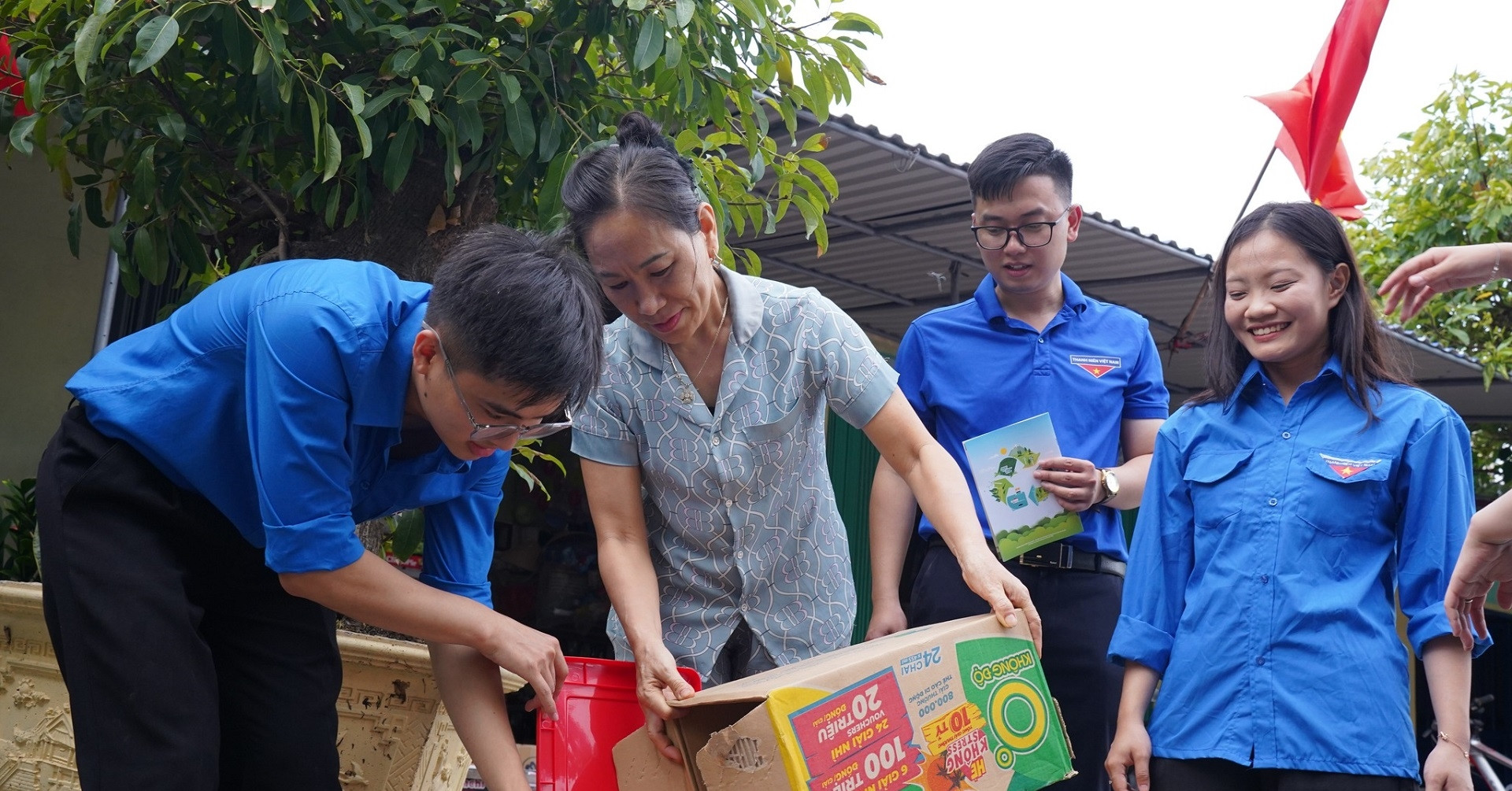 Chiến sĩ Mùa hè Xanh gieo ‘mầm xanh’ từ những thùng rác nhỏ