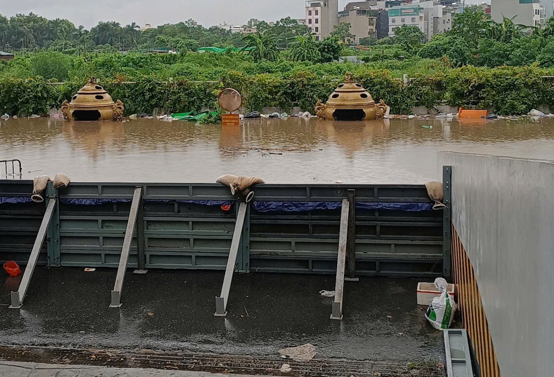 Chung cư, biệt thự triệu đô ở Hà Nội dựng vách chống ngập hầm giữa biển nước