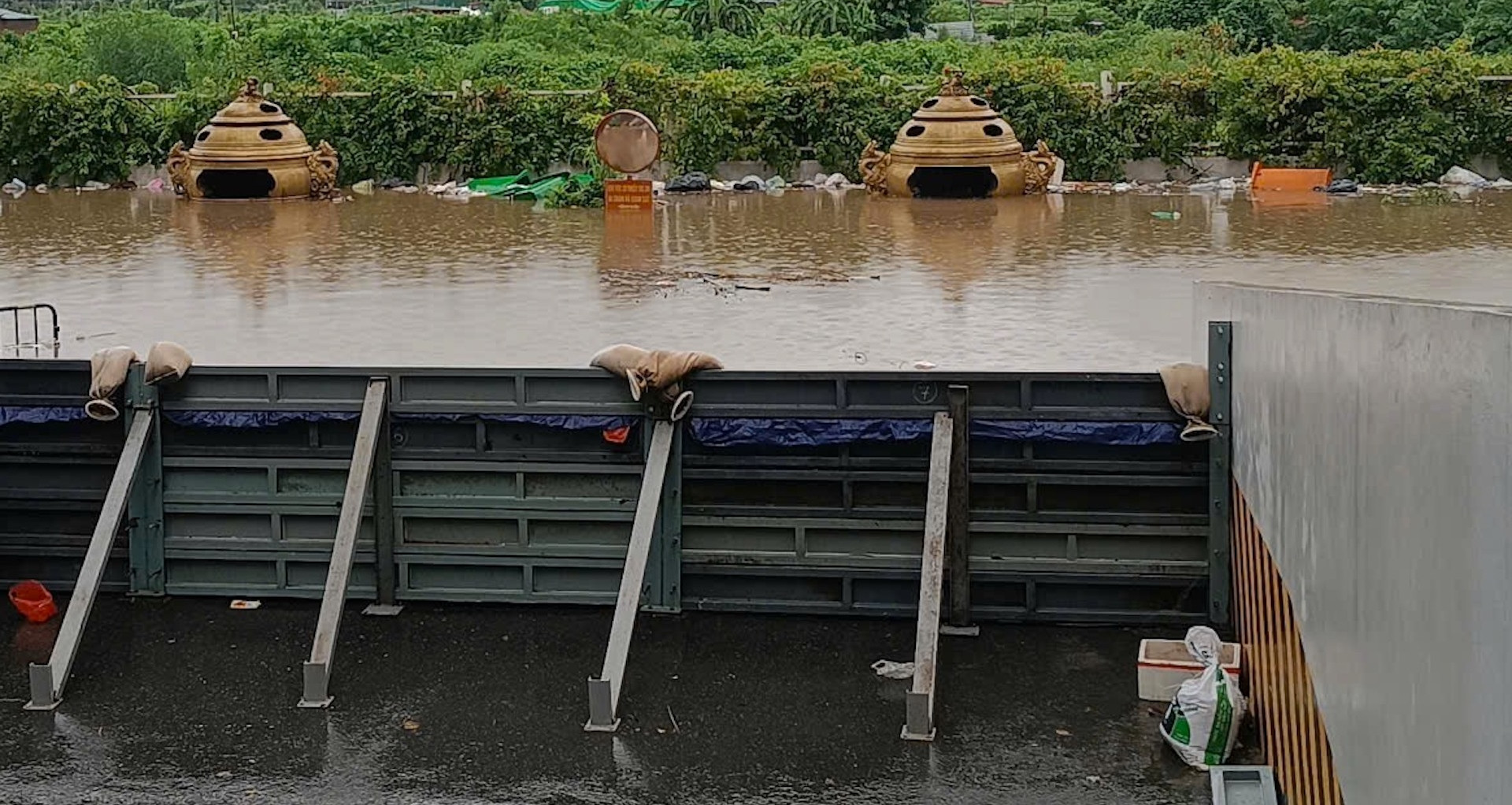 Chung cư, biệt thự triệu đô ở Hà Nội dựng vách chống ngập hầm giữa biển nước