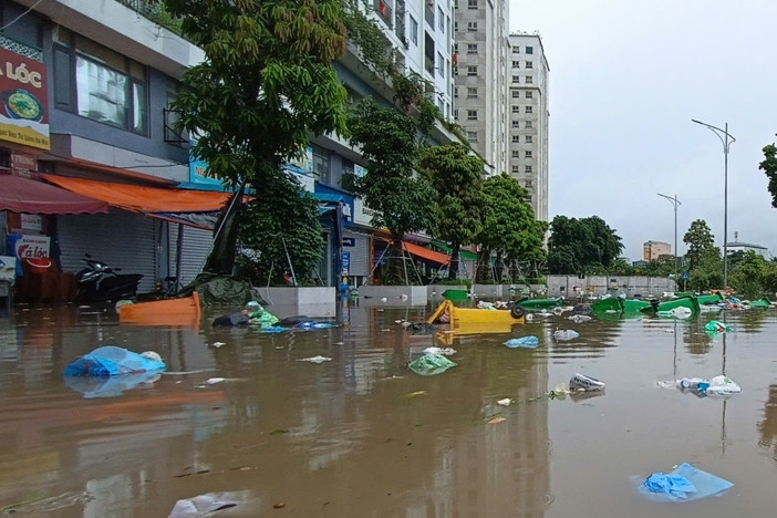 Chung cư ở Hà Nội thành 'ốc đảo' sau mưa lớn, loạt ô tô dưới hầm bị nước bủa vây