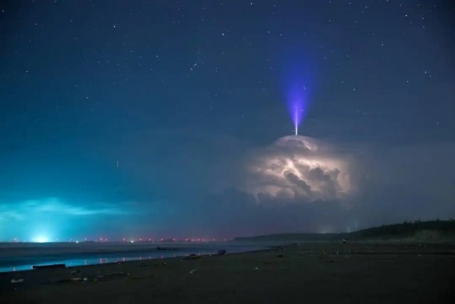 Dân mạng rần rần trước khoảnh khắc sét xanh cực hiếm rực sáng trên bầu trời