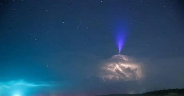 Dân mạng rần rần trước khoảnh khắc sét xanh cực hiếm rực sáng trên bầu trời