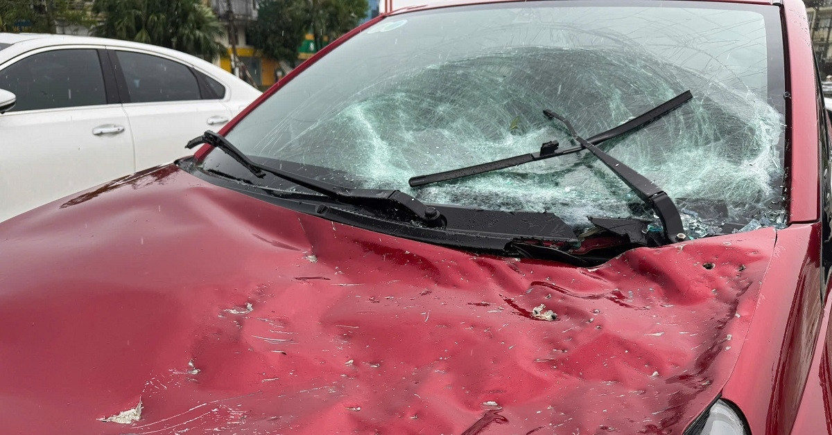 Đưa ô tô đi sơ tán, người dân &amp;apos;ngớ người&amp;apos; với cảnh tượng sau bão