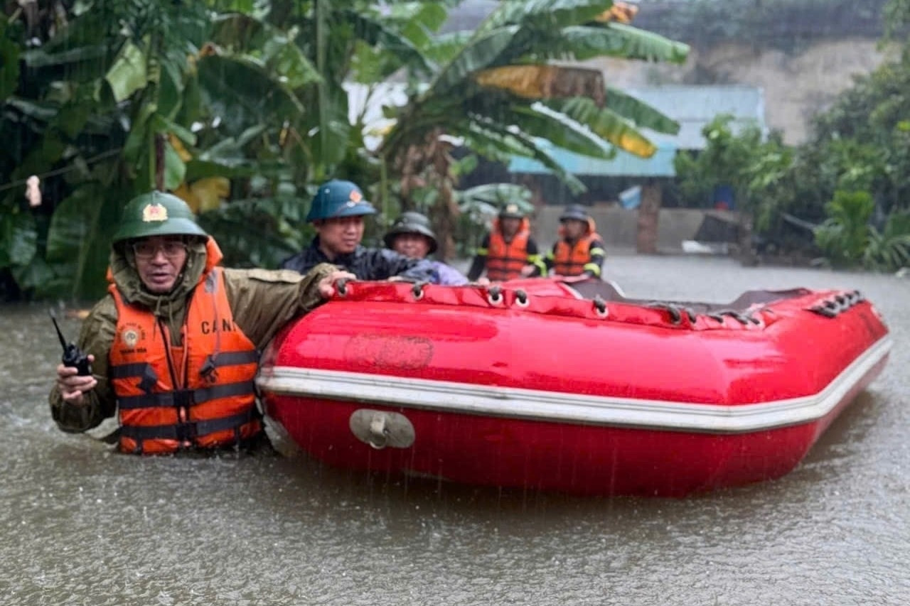 Dùng ca nô chuyên dụng hỗ trợ người dân vùng cô lập ở Thanh Hóa
