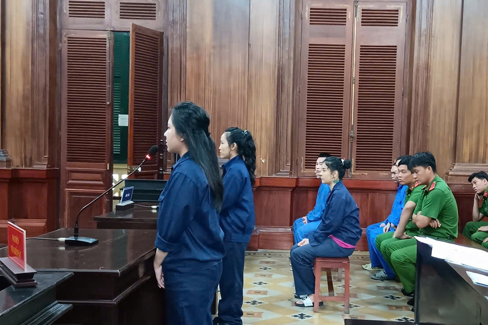 Ghen tuông, vác dao đi tìm tình địch nhưng đâm nhầm người