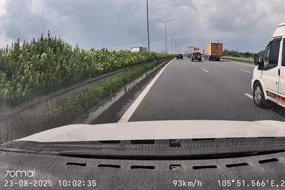 Đi cao tốc, xe 7 chỗ bị xe khách tạt đầu vì bám làn trái tốc độ chỉ hơn 90 km/h?