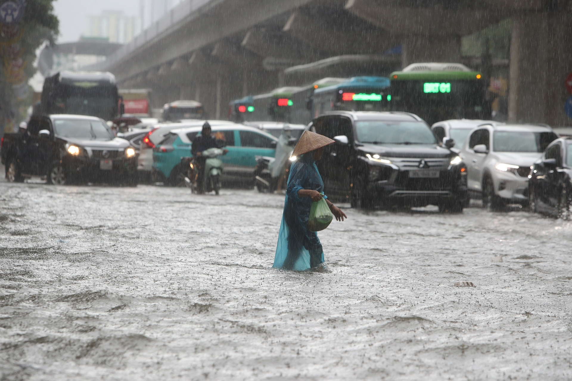 Hà Nội mưa lớn suốt đêm đến sáng do bão số 5, đường phố ngập khắp nơi