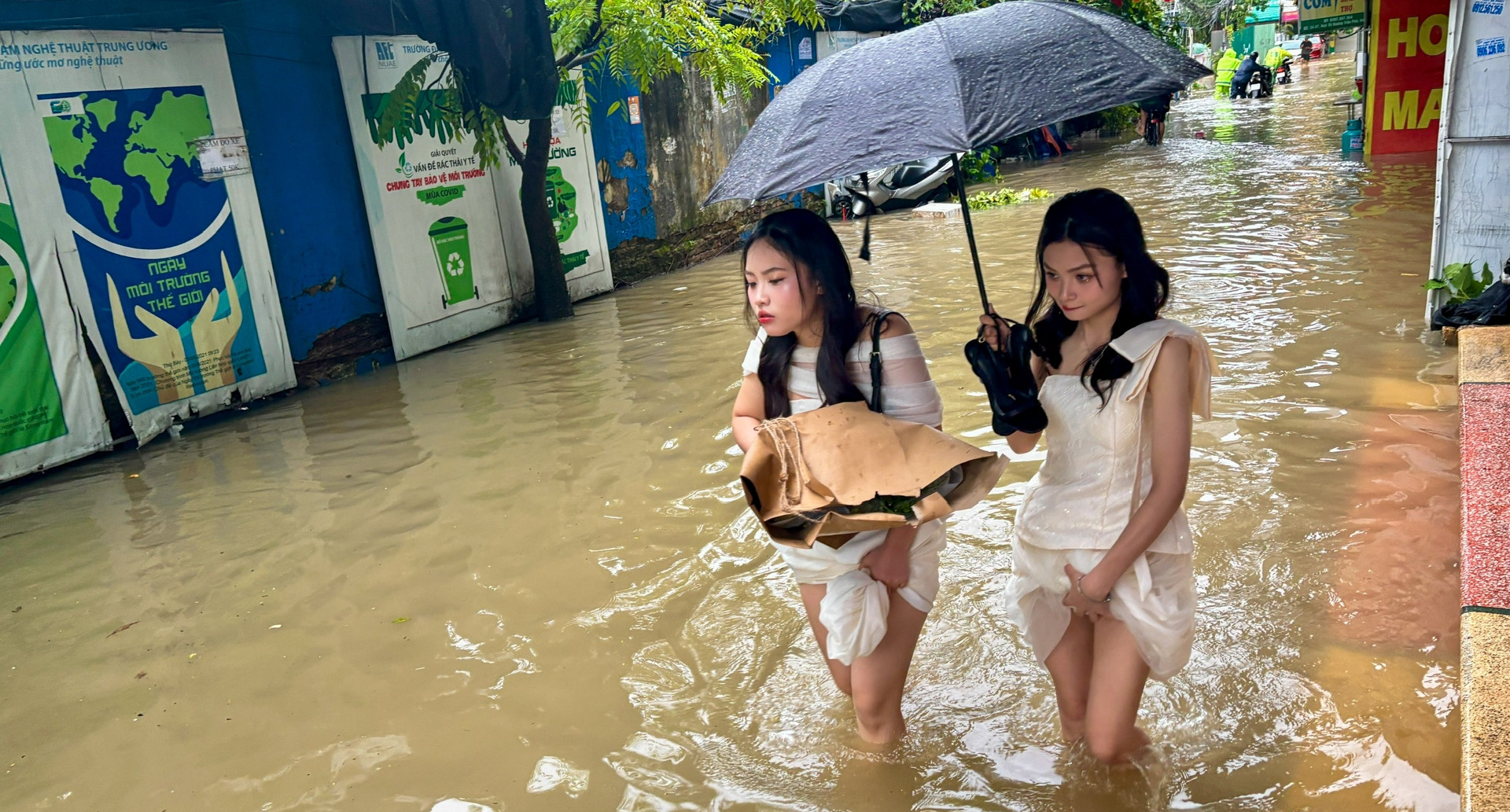 Hà Nội ngập khắp ngả, nữ sinh xắn váy tới trường, khách Tây làm điều thích thú