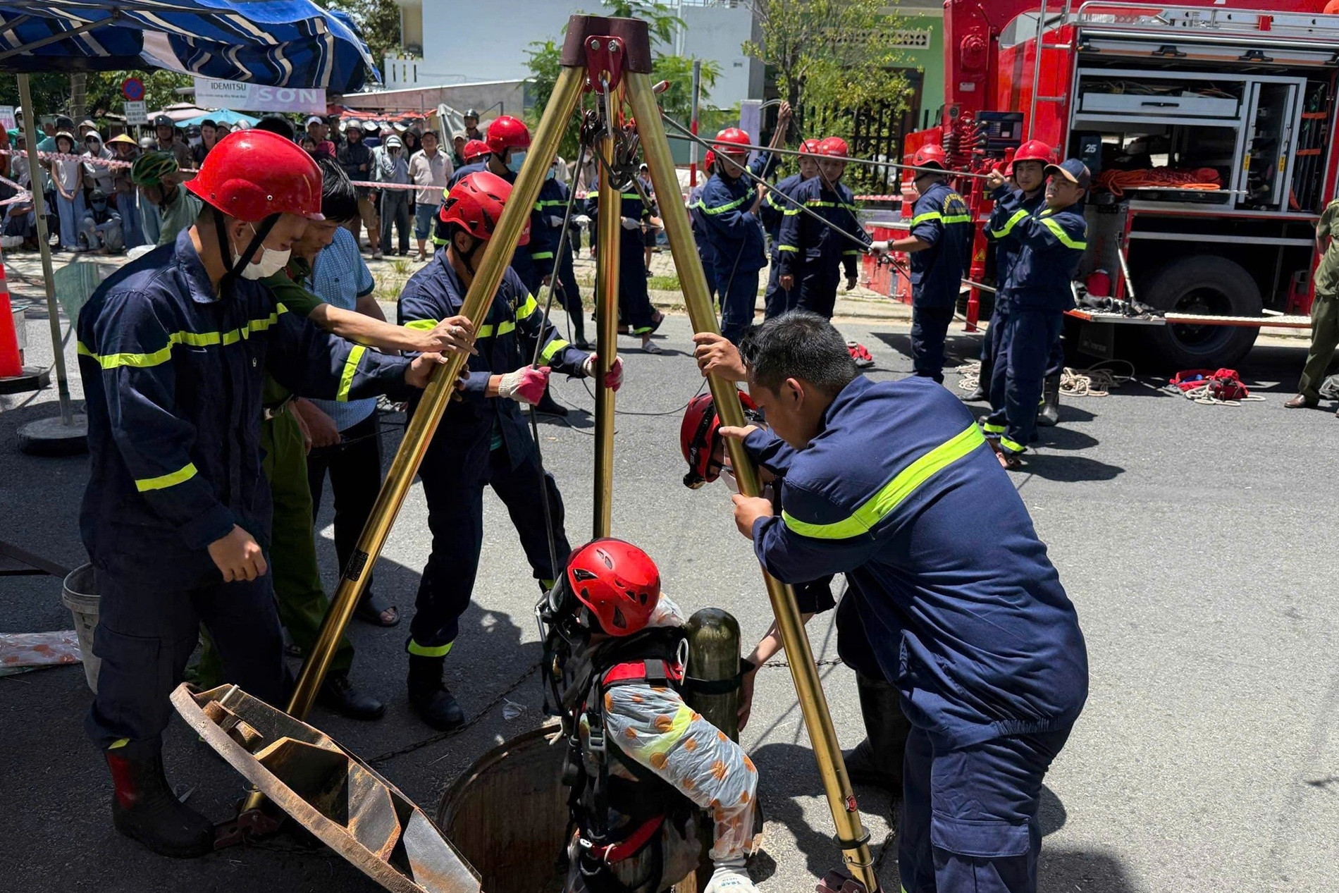 Hai người mắc kẹt, tử vong dưới cống nước sâu 8m ở Đà Nẵng