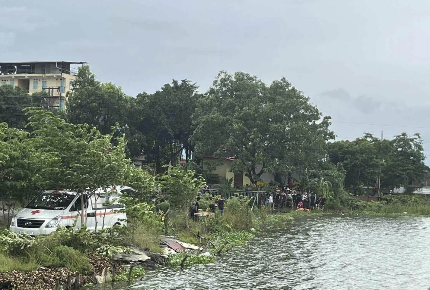 Hai thiếu nữ 16 tuổi tử vong dưới hồ, để lại mảnh giấy nhắn gửi gia đình ở phòng trọ