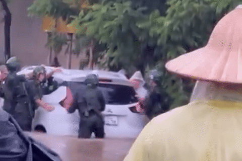 Hành động đẹp nhận 'mưa lời khen' của bộ đội giữa con phố ngập sâu ở Hà Nội