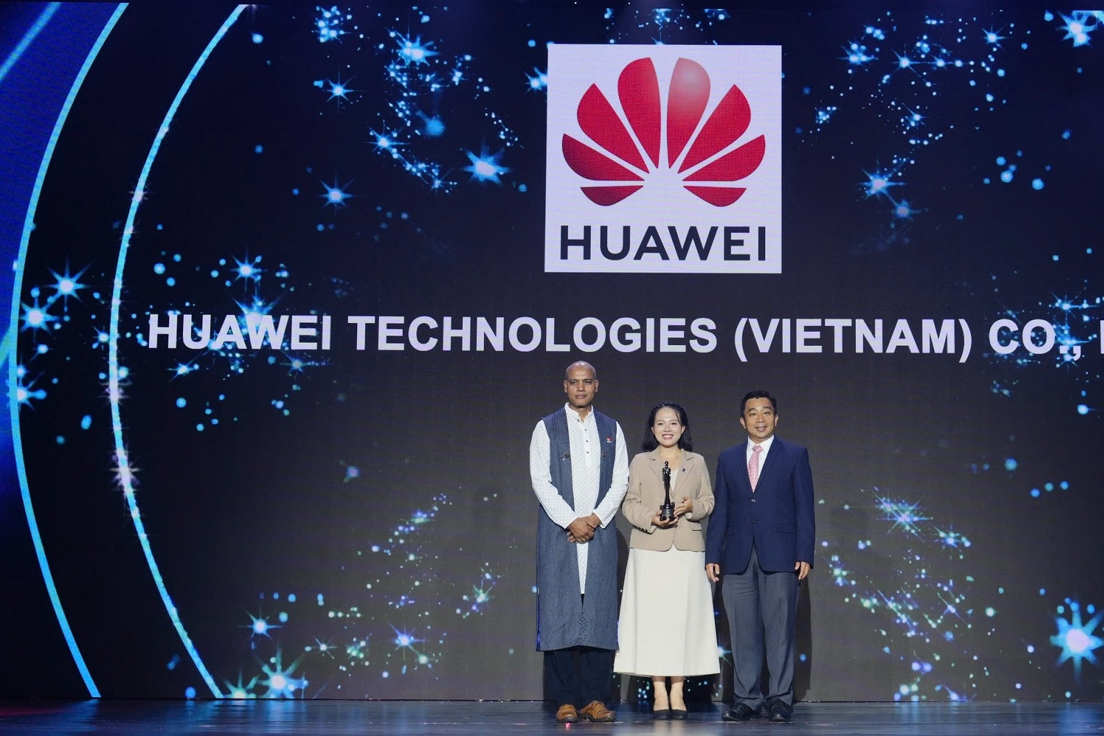 Huawei Việt Nam nhận giải thưởng về môi trường làm việc và ứng dụng công nghệ