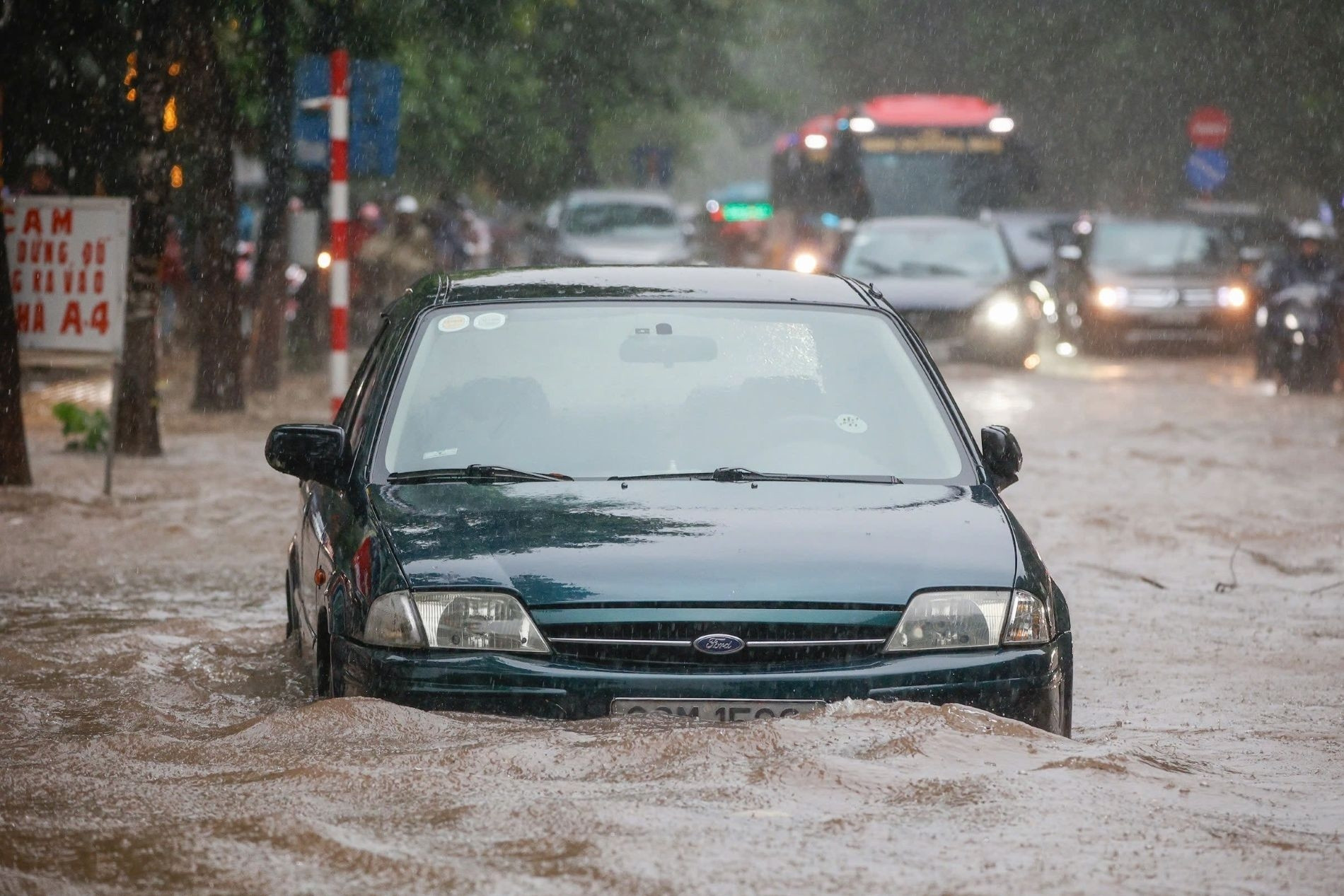 Làm thế nào để lái xe qua vùng ngập nước an toàn trong mùa mưa bão?