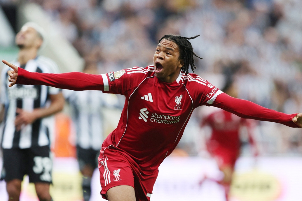Liverpool thắng nghẹt thở Newcastle nhờ cầu thủ 16 tuổi