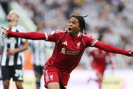 Liverpool thắng nghẹt thở Newcastle nhờ cầu thủ 16 tuổi