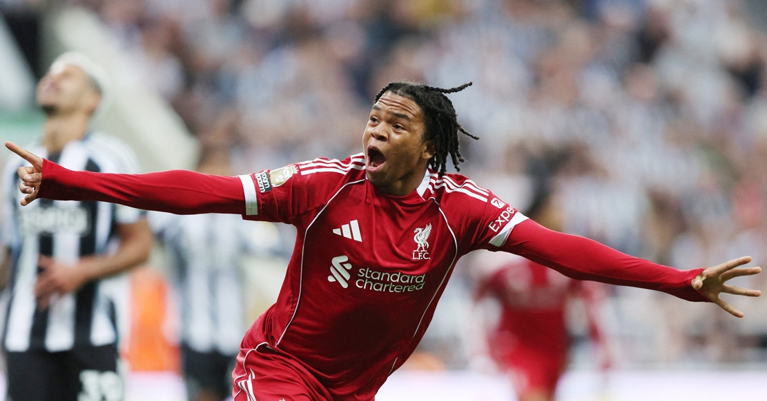 Liverpool thắng nghẹt thở Newcastle nhờ cầu thủ 16 tuổi