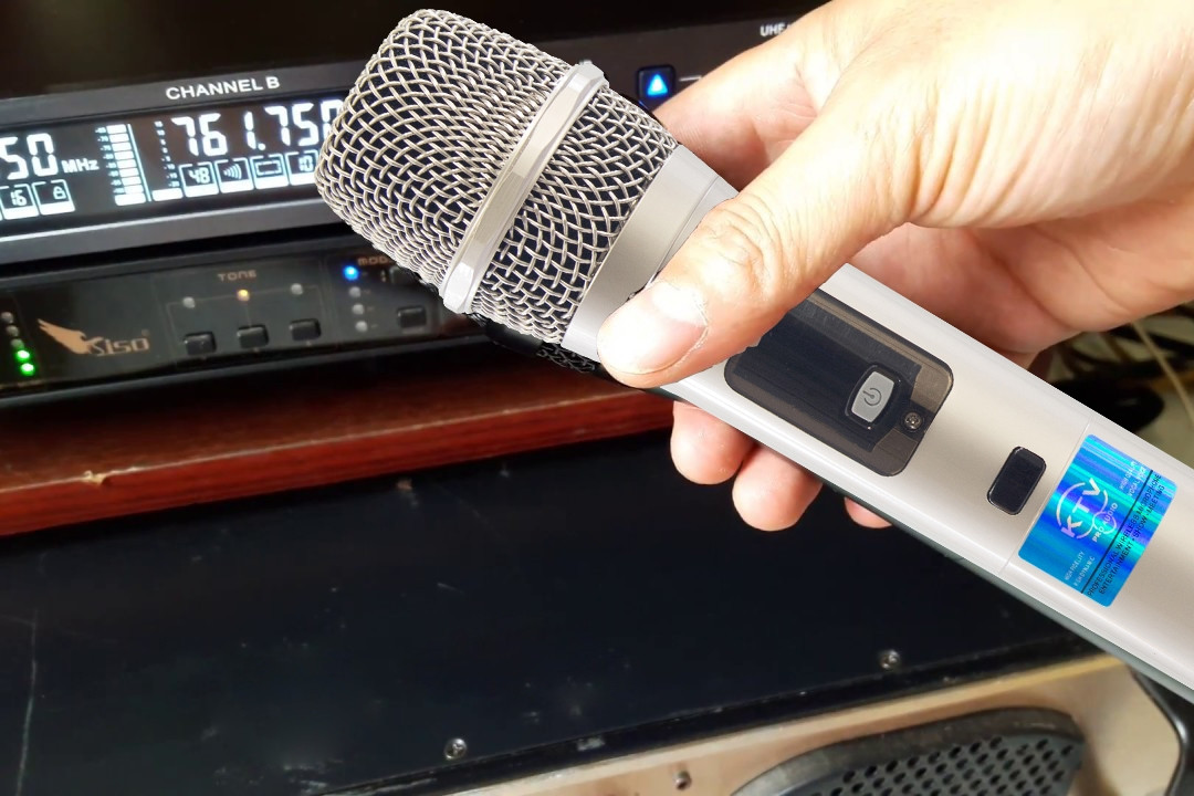 Loạt nhà hàng, quán karaoke bị xử phạt vì dùng loa kéo, micro không dây không đạt chuẩn