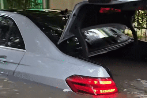 Loạt xe sang tiền tỷ Porsche, Mercedes-Benz 'bất lực' giữa biển nước ở Hà Nội