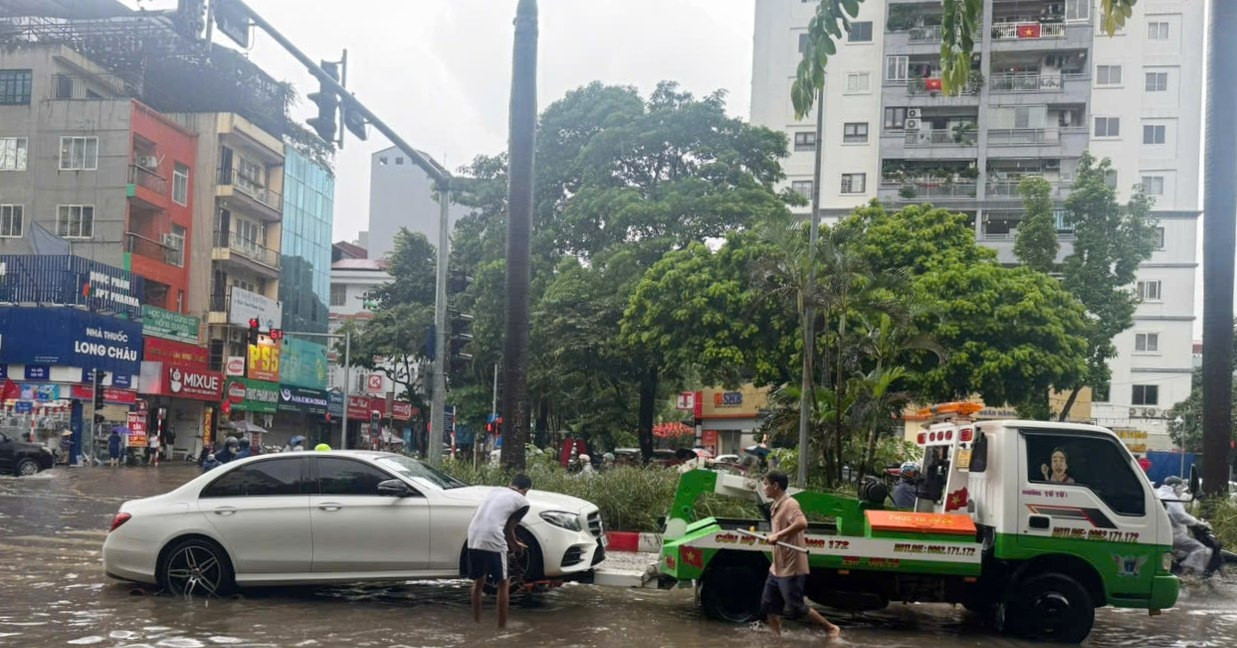 Loạt xe sang tiền tỷ Porsche, Mercedes-Benz "bấ...